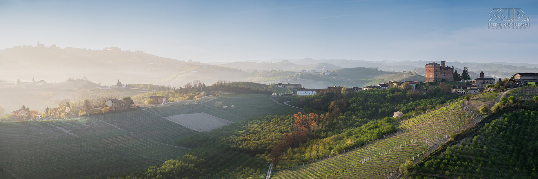 Grinzane Cavour Het 13-eeuws kasteel van Grinzane Cavour staat op de top van een heuvel en staat ingeschreven op de Werelderfgoedlijst van UNESCO. Het middeleeuwse karakter is er nog perfect bewaard gebleven en het is nu een museum, enoteca en restaurant. Rondom het kasteel zijn allemaal wijngaarden en het uitzicht is prachtig. De staatsman Graaf Camillo Benso van Cavour heeft er een aantal jaar gewoond en hij speelde een belangrijke rol in de Italiaanse eenwording (1861), was de architect van de Italiaanse grondwet en werd de eerste premier van het één geworden Italië. Stefan Cruysberghs